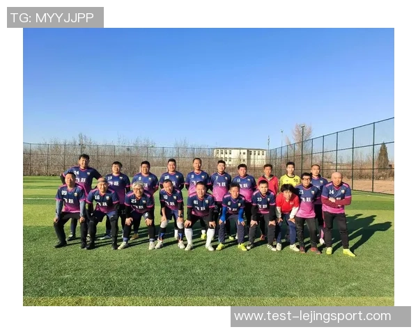 胖胖的足球运动员如何在赛场上展现出色的技术与风采